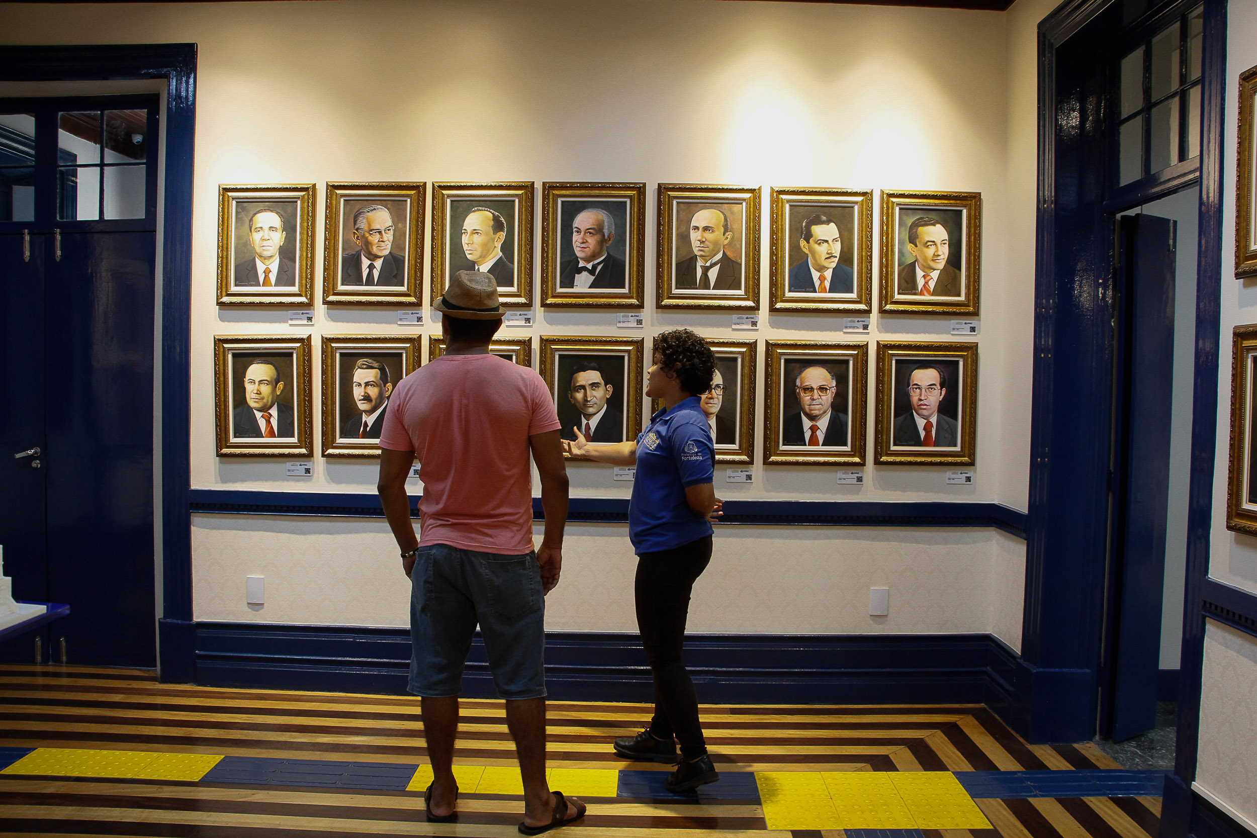 interior do memorial do paço, mostrando uma sala com retratos de ex-prefeitos